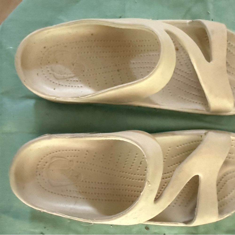 New hounds Women's Cream Sandals